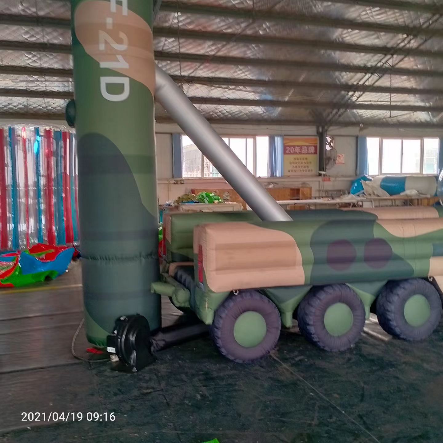 防城军事演习中的充气目标车辆：模拟发射车雷达车坦克飞机